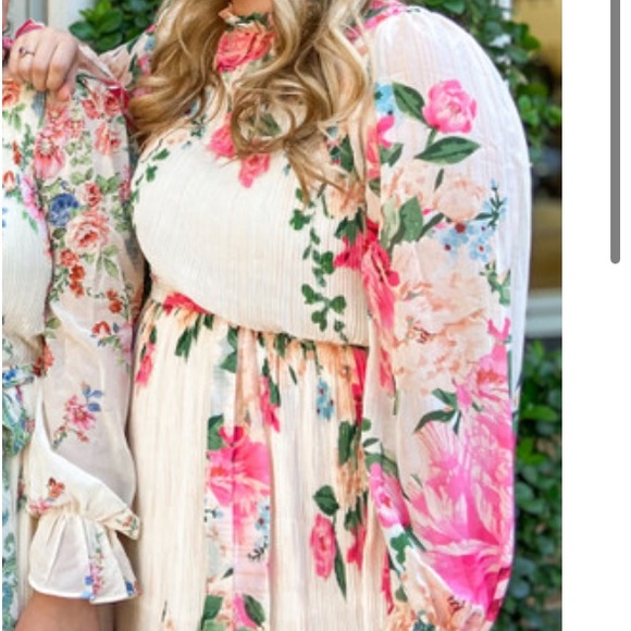 Ivory Floral Dress - Picture 13 of 13